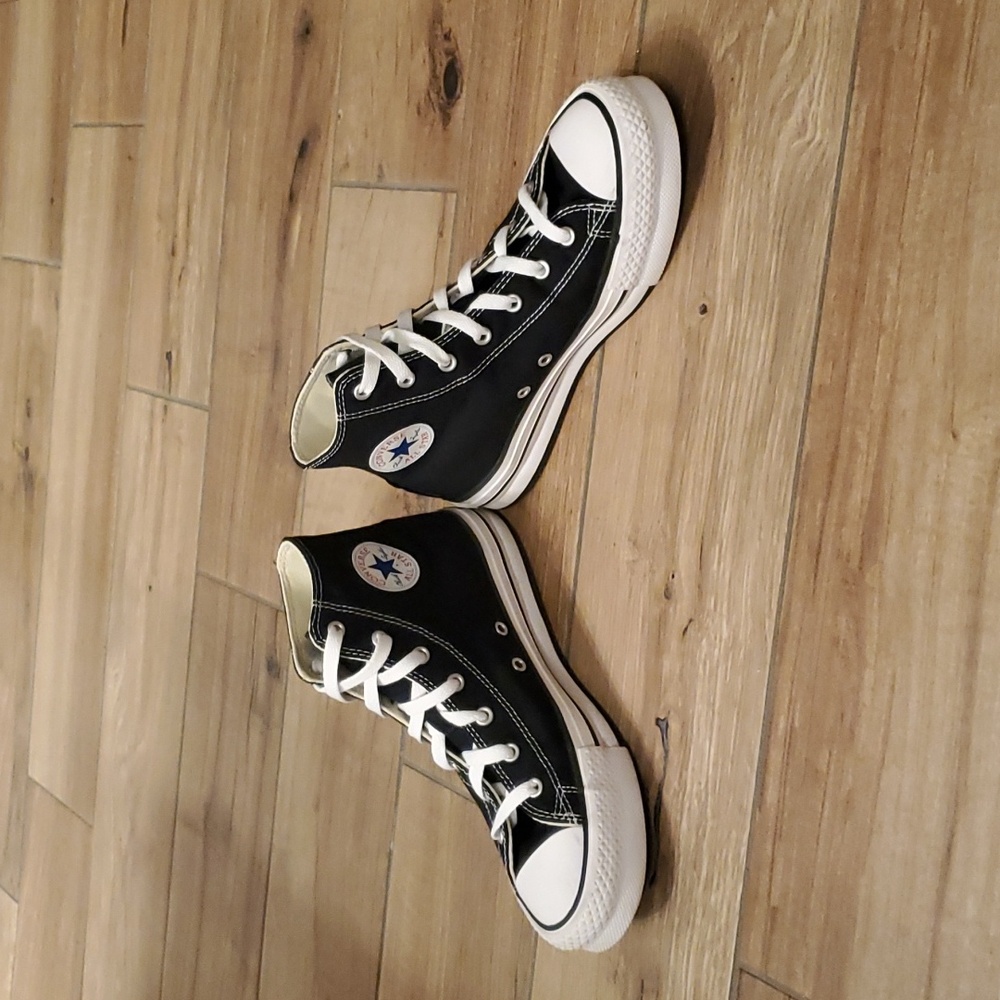 Like new Converse size 5 Men's 7 Women's Platform sneakers.